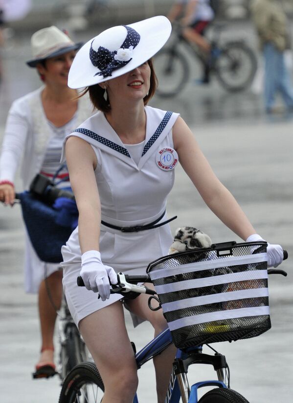 Desfile ciclista “Damas en bicis” en Moscú - Sputnik Mundo