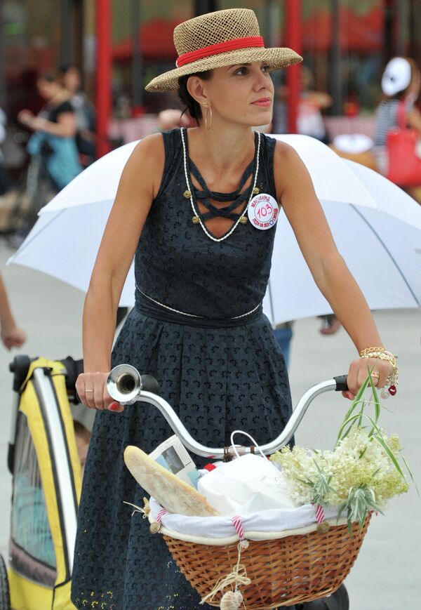 Desfile ciclista “Damas en bicis” en Moscú - Sputnik Mundo