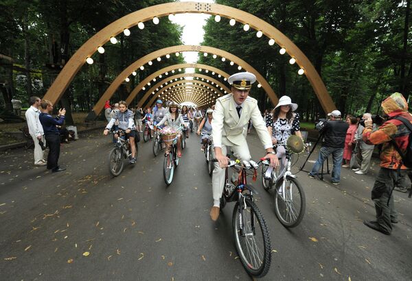 Desfile ciclista “Damas en bicis” en Moscú - Sputnik Mundo