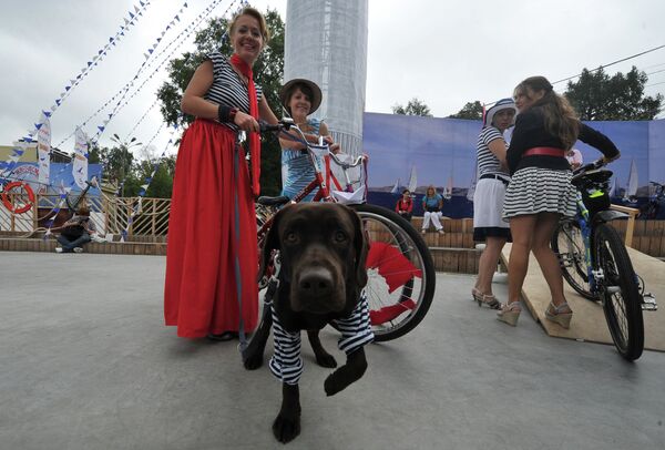 Desfile ciclista “Damas en bicis” en Moscú - Sputnik Mundo