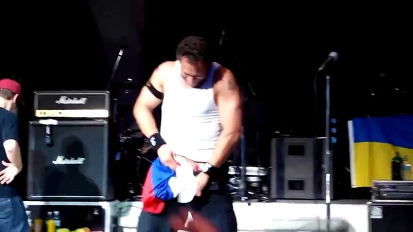 Kiev condena ultraje a banderas de Rusia y Ucrania por grupo rock de EEUU - Sputnik Mundo