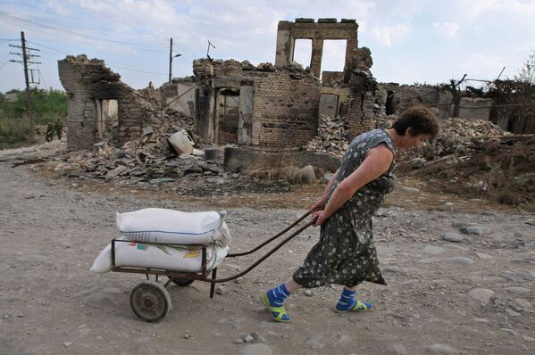 La capital de Osetia del Sur durante y después de la guerra de 2008 - Sputnik Mundo