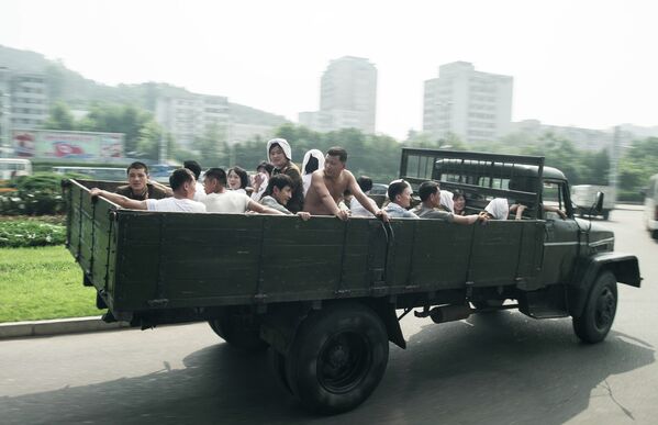 Más autos y menos retratos en Corea del Norte - Sputnik Mundo