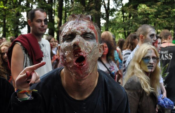 Desfile de zombis esperpénticos en San Petersburgo - Sputnik Mundo