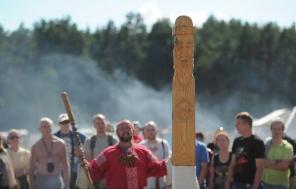 Aficionados recrean la vida y batallas de los eslavos antiguos - Sputnik Mundo