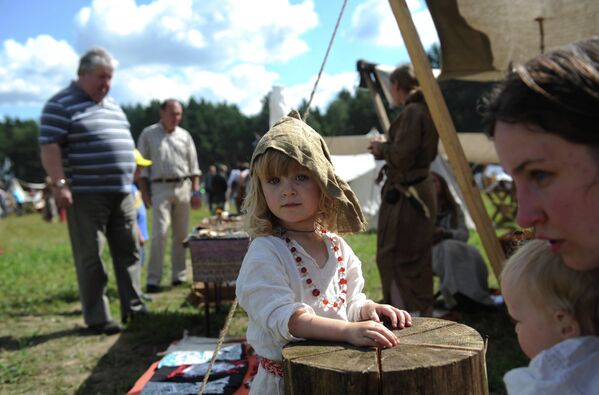 Aficionados recrean la vida y batallas de los eslavos antiguos - Sputnik Mundo