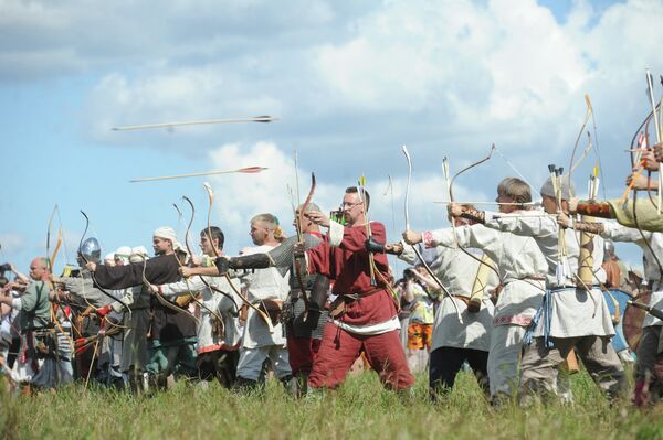 Aficionados recrean la vida y batallas de los eslavos antiguos - Sputnik Mundo