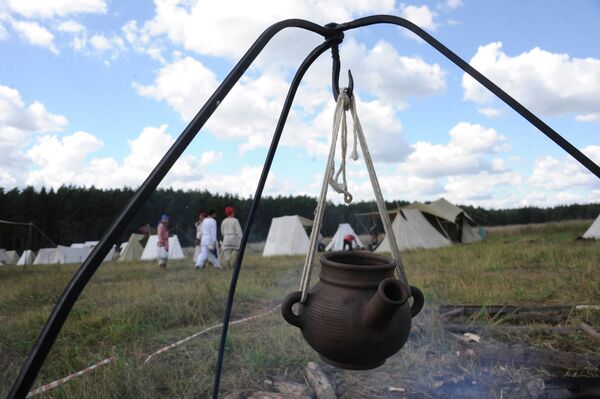 Aficionados recrean la vida y batallas de los eslavos antiguos - Sputnik Mundo