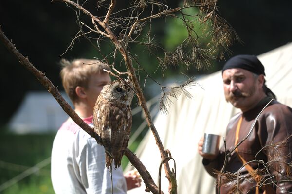 Aficionados recrean la vida y batallas de los eslavos antiguos - Sputnik Mundo