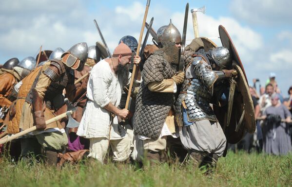 Aficionados recrean la vida y batallas de los eslavos antiguos - Sputnik Mundo