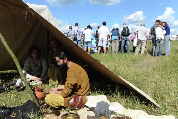 Aficionados recrean la vida y batallas de los eslavos antiguos - Sputnik Mundo