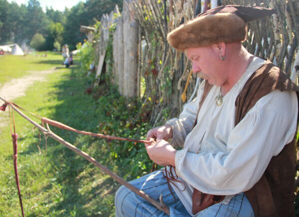 Aficionados recrean la vida y batallas de los eslavos antiguos - Sputnik Mundo