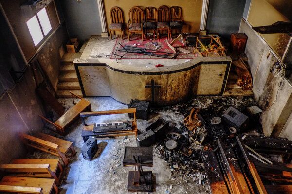 Iglesias cristianas quemadas a raíz de disturbios en Egipto Iglesias cristianas quemadas a raíz de disturbios en Egipto - Sputnik Mundo