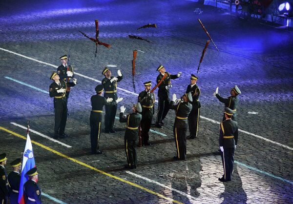 La impactante clausura del festival de bandas militares Torre Spasskaya en Moscú - Sputnik Mundo