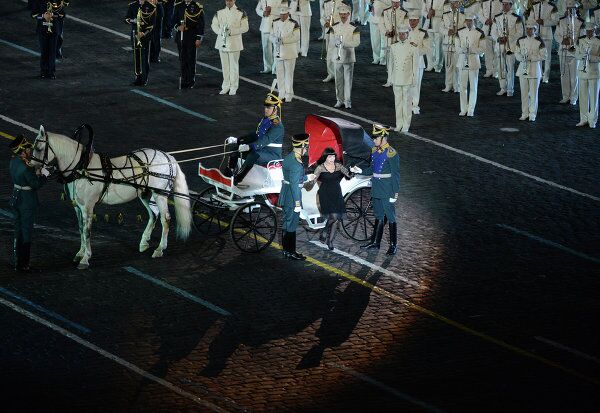 La impactante clausura del festival de bandas militares Torre Spasskaya en Moscú - Sputnik Mundo