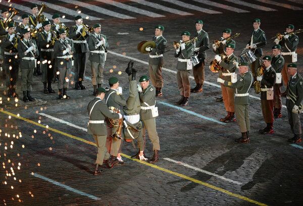 La impactante clausura del festival de bandas militares Torre Spasskaya en Moscú - Sputnik Mundo