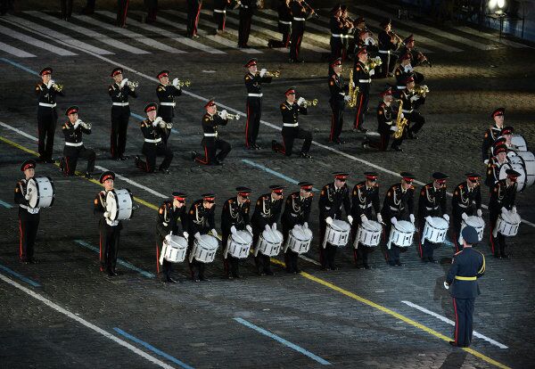 La impactante clausura del festival de bandas militares Torre Spasskaya en Moscú - Sputnik Mundo