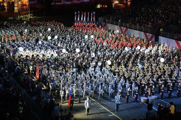 La impactante clausura del festival de bandas militares Torre Spasskaya en Moscú - Sputnik Mundo