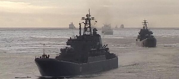 Buques de guerra rusos llegan al Ártico con material para reconstruir aeródromo Buques de guerra rusos llegan al Ártico con material para reconstruir aeródromo - Sputnik Mundo