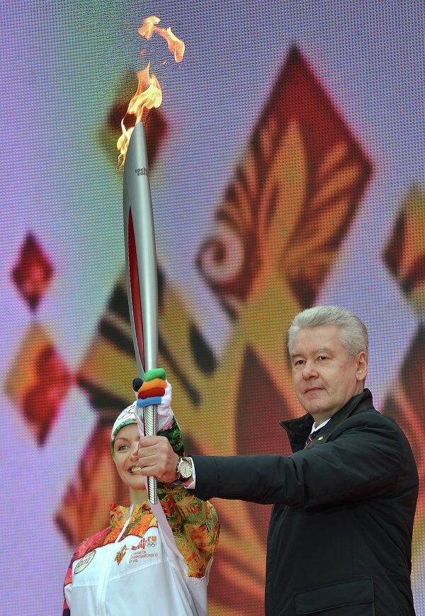 La antorcha de los JJOO 2014 inicia su recorrido por Rusia en Moscú - Sputnik Mundo