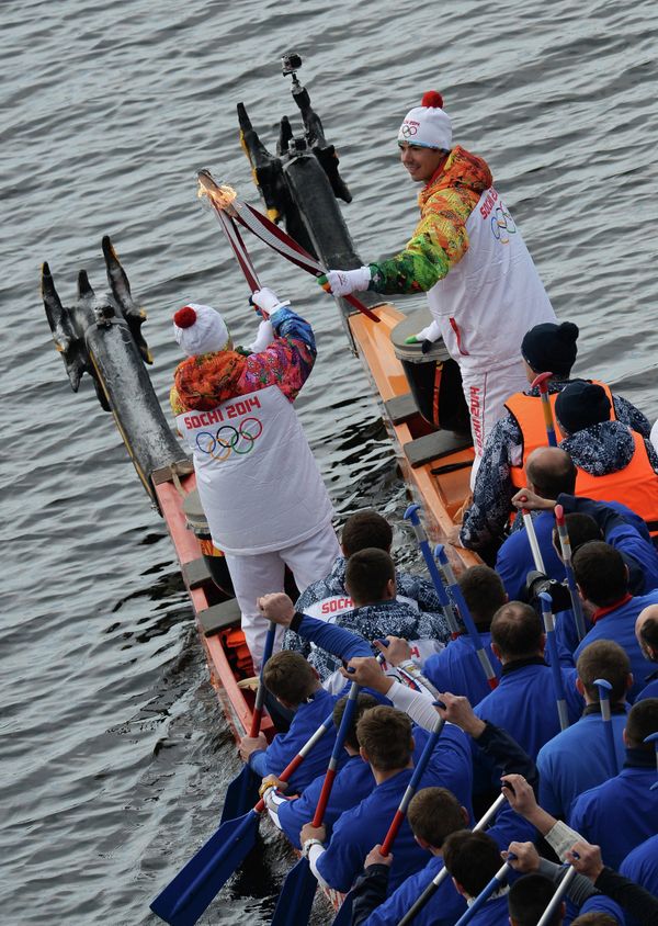 La llama olímpica viaja en barcos dragones a Torzhok y Tver - Sputnik Mundo