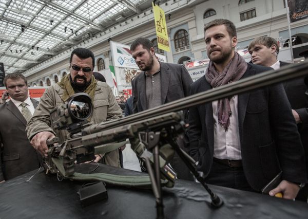 Steven Seagal visita la feria internacional Armas y Caza 2013 en Moscú Steven Seagal visita la feria internacional Armas y Caza 2013 en Moscú - Sputnik Mundo