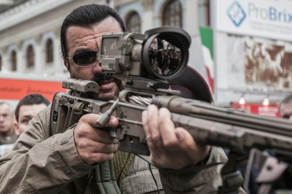 Steven Seagal visita la feria internacional Armas y Caza 2013 en Moscú - Sputnik Mundo