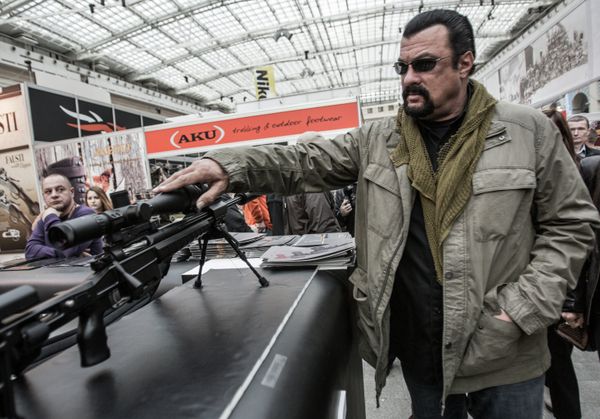 Steven Seagal visita la feria internacional Armas y Caza 2013 en Moscú Steven Seagal visita la feria internacional Armas y Caza 2013 en Moscú - Sputnik Mundo