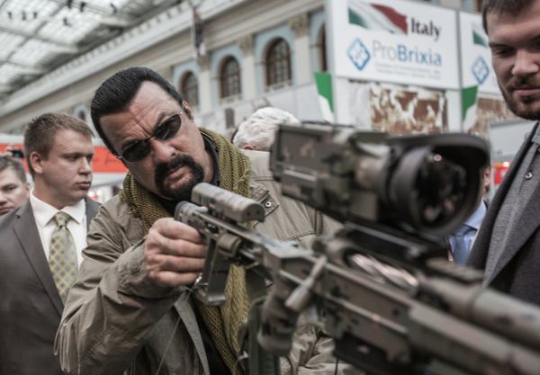 Steven Seagal visita la feria internacional Armas y Caza 2013 en Moscú Steven Seagal visita la feria internacional Armas y Caza 2013 en Moscú - Sputnik Mundo