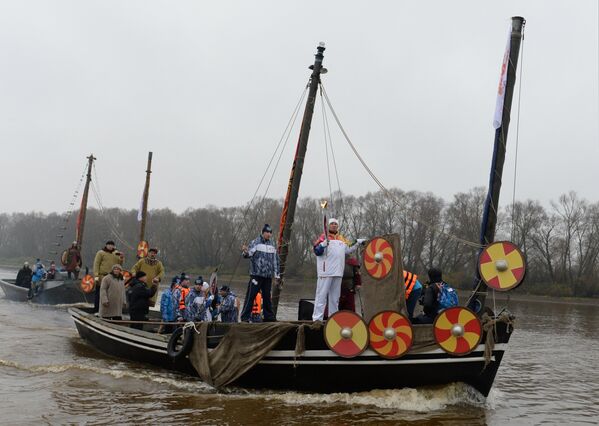 Antorcha olímpica de Sochi 2014 viaja a la Rusia medieval en Nóvgorod - Sputnik Mundo