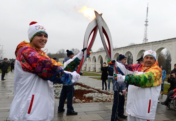 Antorcha olímpica de Sochi 2014 viaja a la Rusia medieval en Nóvgorod - Sputnik Mundo