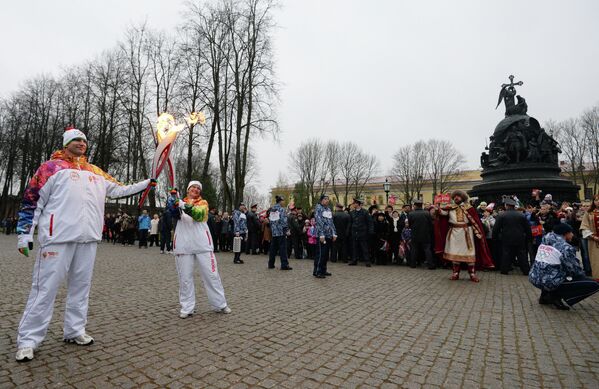 Antorcha olímpica de Sochi 2014 viaja a la Rusia medieval en Nóvgorod - Sputnik Mundo