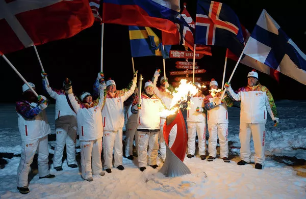 La antorcha olímpica de Sochi 2014 ilumina el Polo Norte La antorcha olímpica de Sochi 2014 ilumina el Polo Norte - Sputnik Mundo