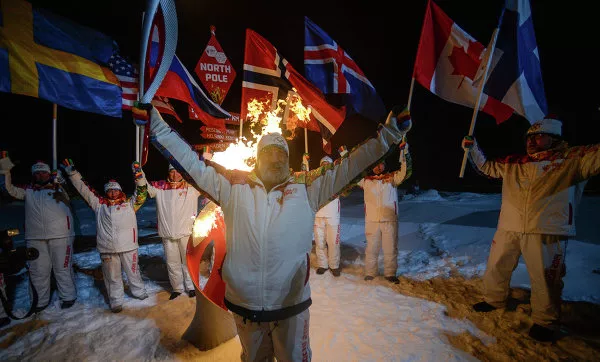 La antorcha olímpica de Sochi 2014 ilumina el Polo Norte La antorcha olímpica de Sochi 2014 ilumina el Polo Norte - Sputnik Mundo