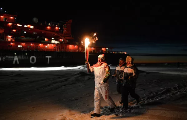 La antorcha olímpica de Sochi 2014 ilumina el Polo Norte La antorcha olímpica de Sochi 2014 ilumina el Polo Norte - Sputnik Mundo
