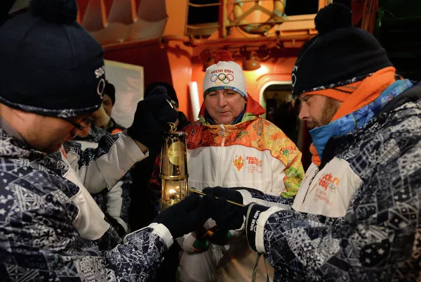 La antorcha olímpica de Sochi 2014 ilumina el Polo Norte La antorcha olímpica de Sochi 2014 ilumina el Polo Norte - Sputnik Mundo