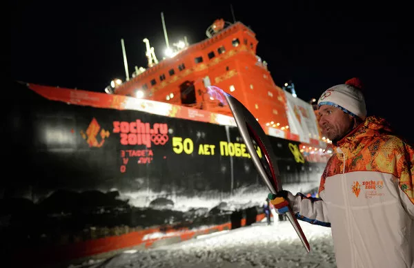 La antorcha olímpica de Sochi 2014 ilumina el Polo Norte La antorcha olímpica de Sochi 2014 ilumina el Polo Norte - Sputnik Mundo
