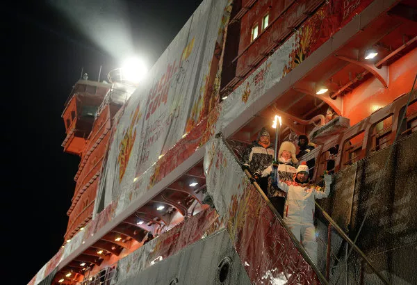 La antorcha olímpica de Sochi 2014 ilumina el Polo Norte La antorcha olímpica de Sochi 2014 ilumina el Polo Norte - Sputnik Mundo