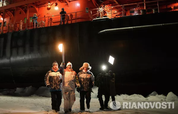La antorcha olímpica de Sochi 2014 ilumina el Polo Norte La antorcha olímpica de Sochi 2014 ilumina el Polo Norte - Sputnik Mundo
