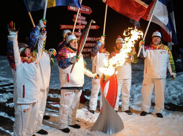 La antorcha olímpica de Sochi 2014 ilumina el Polo Norte - Sputnik Mundo