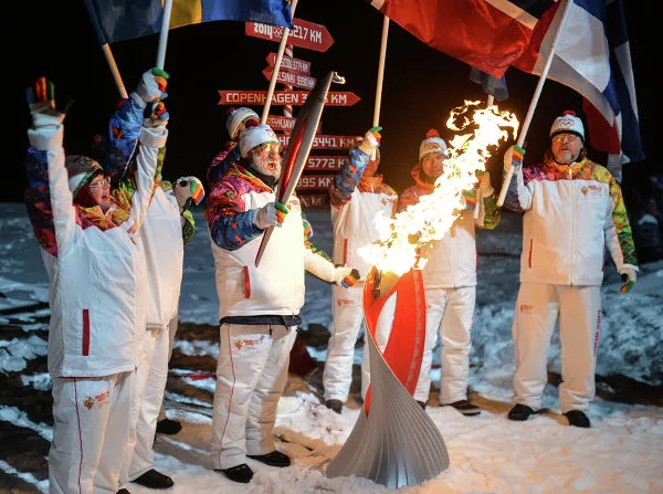 La antorcha olímpica de Sochi 2014 ilumina el Polo Norte La antorcha olímpica de Sochi 2014 ilumina el Polo Norte - Sputnik Mundo