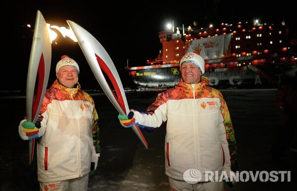 La antorcha olímpica de Sochi 2014 ilumina el Polo Norte - Sputnik Mundo