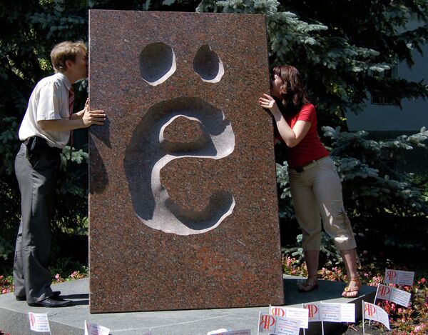 El monumento a la Ё en Ulianovsk se convirtió en santuario para los enamorados - Sputnik Mundo