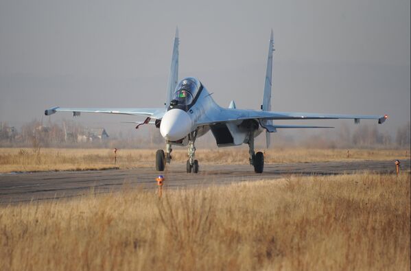 Primeros vuelos de nuevos cazas Su-30SM en una base aérea rusa - Sputnik Mundo