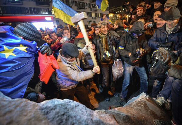 Bailes y barricadas en medio de las protestas en Kiev - Sputnik Mundo