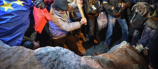Grupo de radicales derriba el monumento a Lenin en el centro de Kiev - Sputnik Mundo