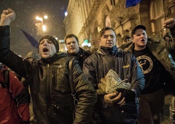 Bailes y barricadas en medio de las protestas en Kiev - Sputnik Mundo