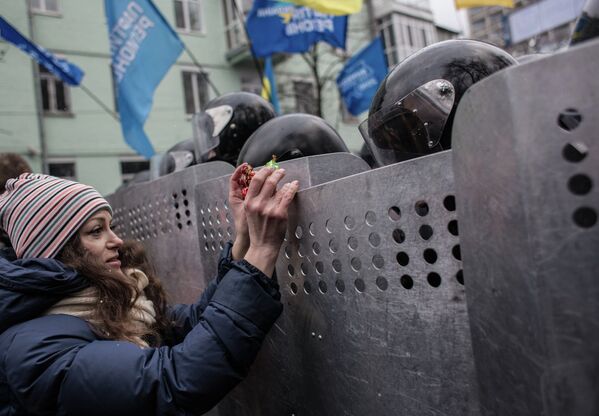 Bailes y barricadas en medio de las protestas en Kiev - Sputnik Mundo