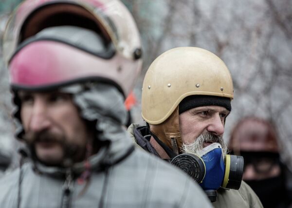 Bailes y barricadas en medio de las protestas en Kiev - Sputnik Mundo