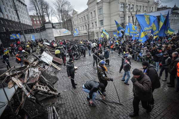 Bailes y barricadas en medio de las protestas en Kiev - Sputnik Mundo